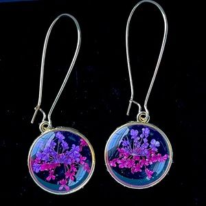 2 pairs of dangling earrings